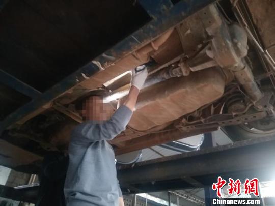 图为藏在车中的毒品被查获 鲁鑫 摄 图为藏在车中的毒品被查获 鲁鑫 摄