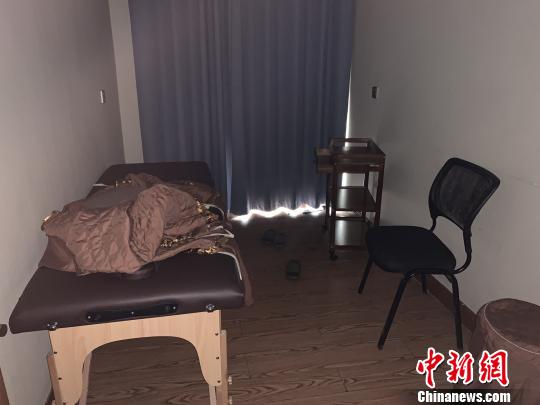 房間窗簾緊閉,屋內(nèi)昏暗。 康玉湛 攝