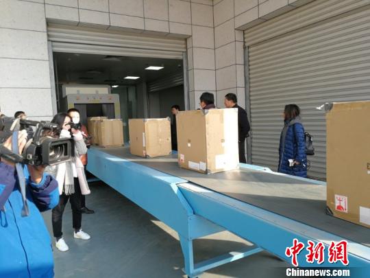 图为5.3吨的非法“成绩地图”被废弃。 鲁征 摄