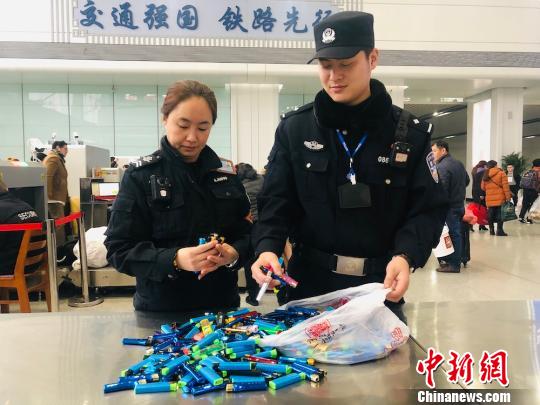 男子带225个打火机乘火车 过安检口被查 男子带225个打火机乘火车 过安检口被查