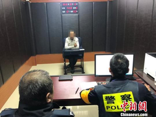 图为男子接受民警调查。程曦 供图