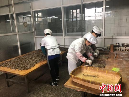 18日,临近元宵节,山西太原东湖醋园小食品车间内,师傅们正在加紧制作老陈醋元宵。 李庭耀 摄