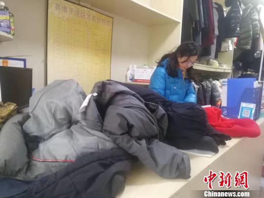 2月22日，王芳登记顾客送来的衣服。　苏路程 摄