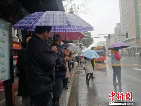 2月23日，南昌阴雨绵绵，气温低迷，熊金竹在等待出租车。　苏路程 摄