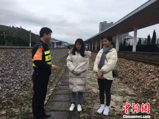 近日，福建长汀境内两名“网红”学生为提升抖音点赞数和粉丝量，竟突发奇想到铁轨上拍视频，危急时刻被铁路民警及时救下。供图