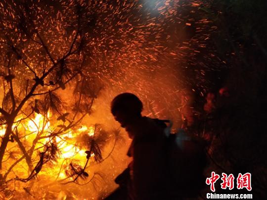 消防员正在火场灭火。　杨晶 摄