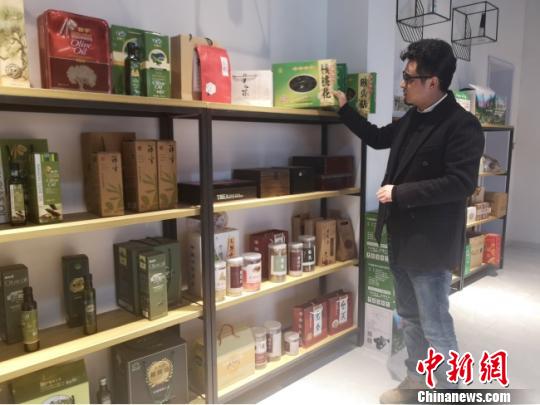 “瞄准”电商发展前途,武都区民众徐涛返乡创业开办电商公司。图为徐涛及其公司产品。 高康迪 摄