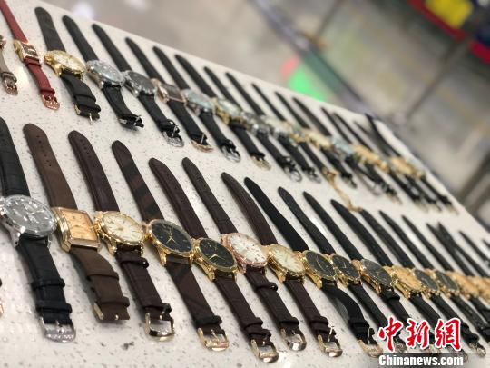 圖為海關近日查獲的涉嫌侵犯知識產(chǎn)權手表。 林戈 攝