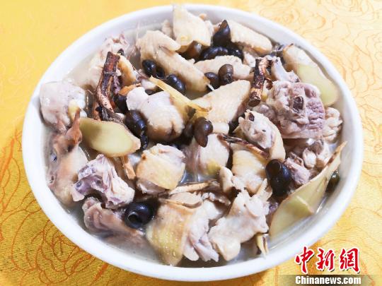 五指毛桃坑螺煲鸡 李晓春 摄"用坑螺煲粥真的很鲜甜,不过记得把坑螺敲