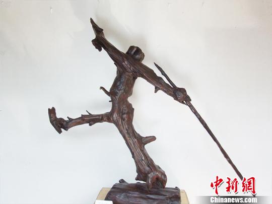 与新中国同龄的根雕艺术家:建博物馆守护松花江浪木创作_手机新浪网