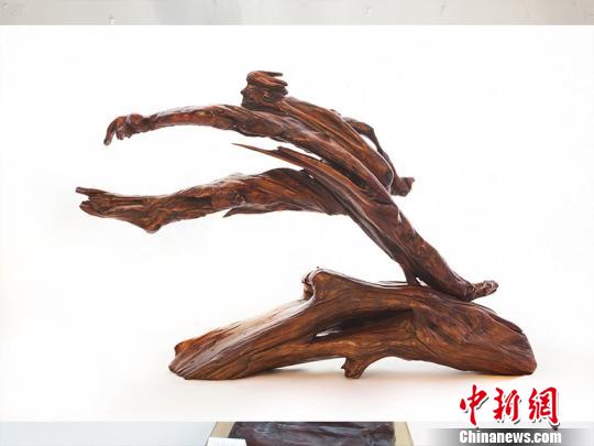 与新中国同龄的根雕艺术家:建博物馆守护松花江浪木创作_手机新浪网