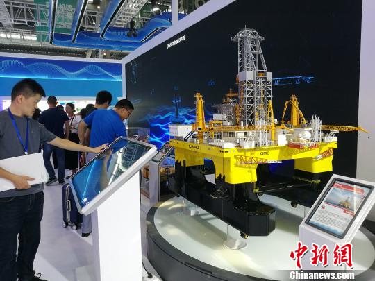 目前全球最新一代超深水双钻塔半潜式钻井平台“蓝鲸1号”。 郑小红 摄