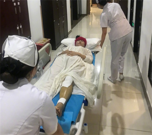 杨丽萍摔伤骨折躺进医院网友60岁该退休了