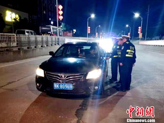 周某某被民警拦下进行检查 宋俊初 摄