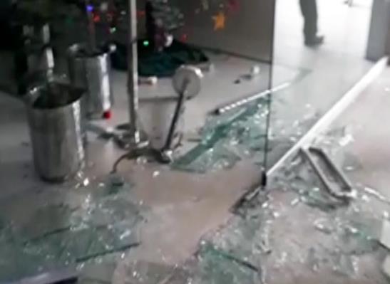 医院内部一片狼藉(《黎明报》)