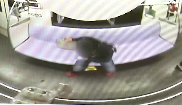 女子坐地铁光顾玩手机弄丢公司电脑 损失严重险被辞退休闲区蓝鸢梦想 - Www.slyday.coM 女子坐地铁光顾玩手机弄丢公司电脑 损失严重险被辞退休闲区蓝鸢梦想 - Www.slyday.coM