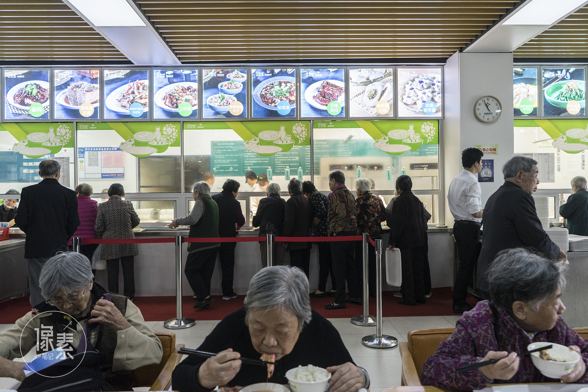 阳光家园养老院食堂,老人们在用餐.
