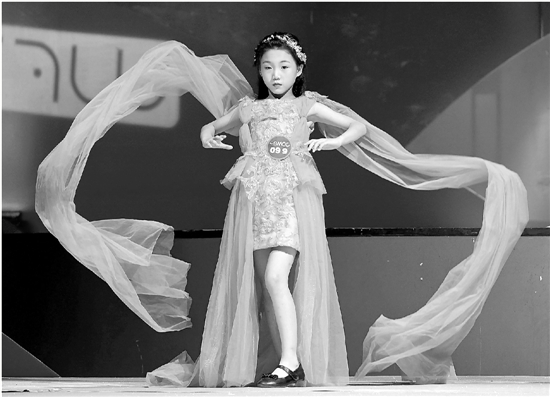 去年8月5日，为期两天的2018中国超级童模精英赛总决赛在重庆落幕。 新华社 资料图