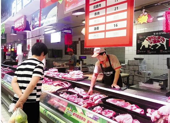 杭州市民正在选购平价猪肉。浙江信息客户端记者施力维 摄