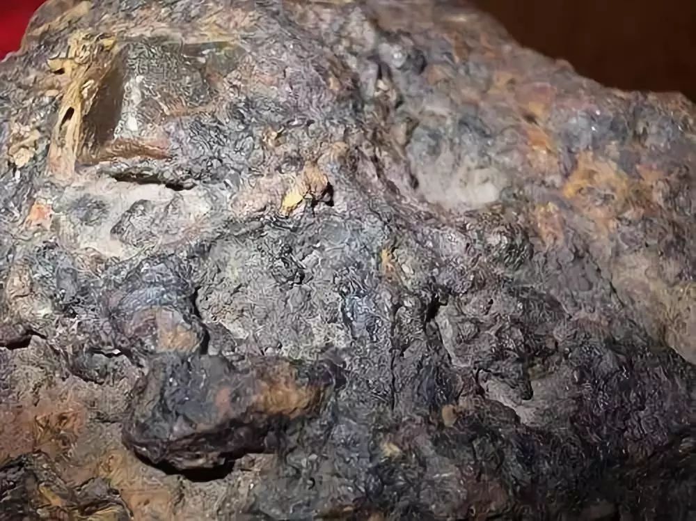 去年中秋节,云南香格里拉坠落陨石的事件持续登上热门话题,引发一段"