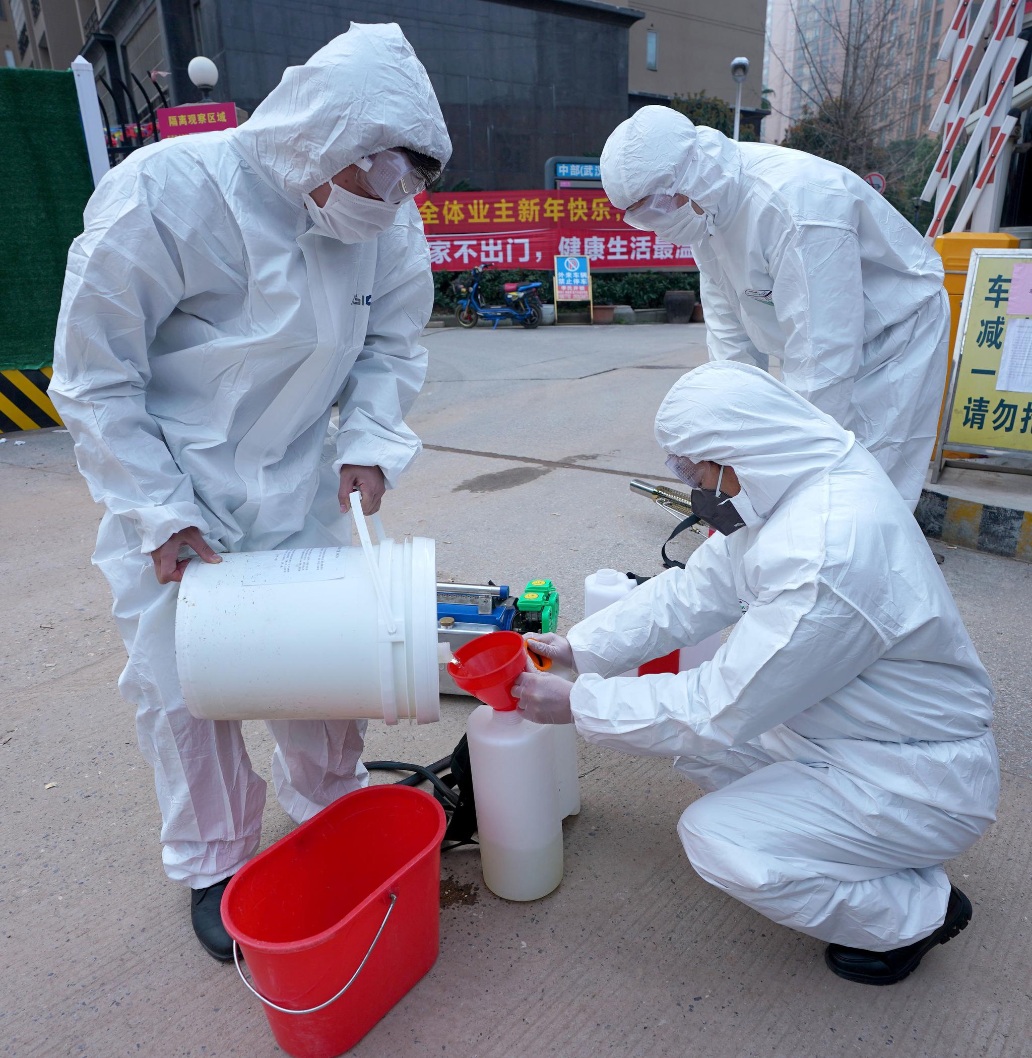 武汉:喷药消毒