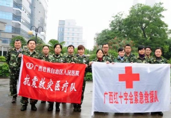 开颅手术:开颅手术突遇地震 这个医生的做法网友狂赞(图) 2010年4月,徐柯贝医生参加了四川玉树抗震救灾(左五)。