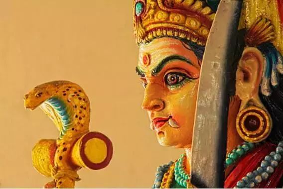 是人间的守护者,其中的"西方广目天王",手里持着蛇