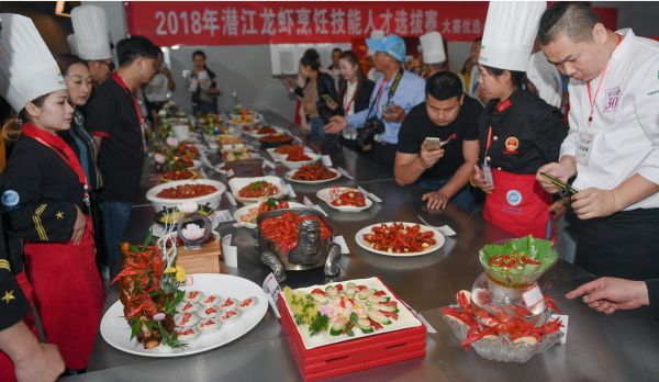 资料图片：湖北省潜江市小龙虾烹饪职业技能培训学校，正在举办人才选拔赛的厨师展示小龙虾烹饪作品。（新华社）