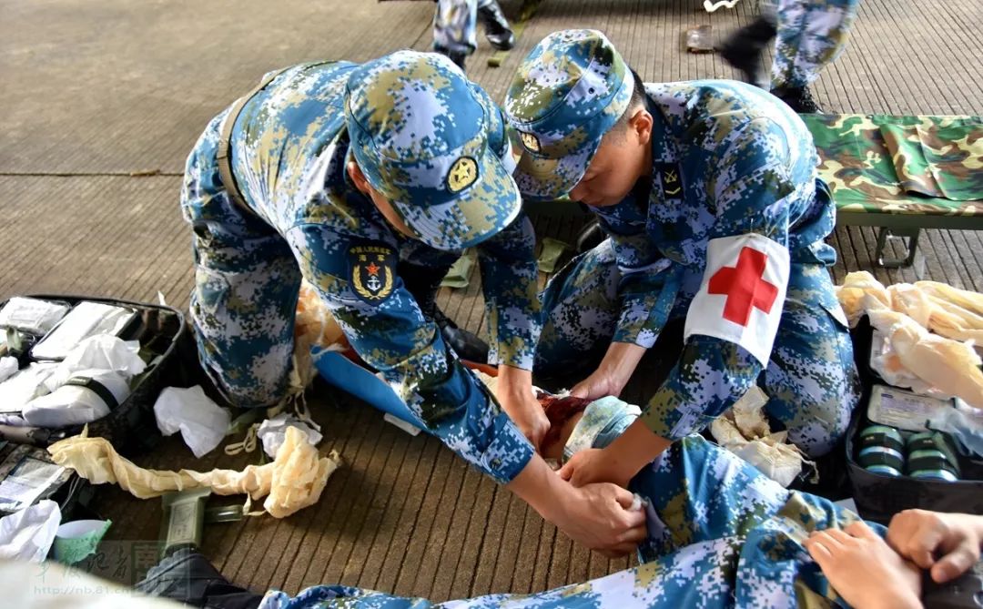南部战区海军航空兵组织群众性战伤救治技术练兵活动