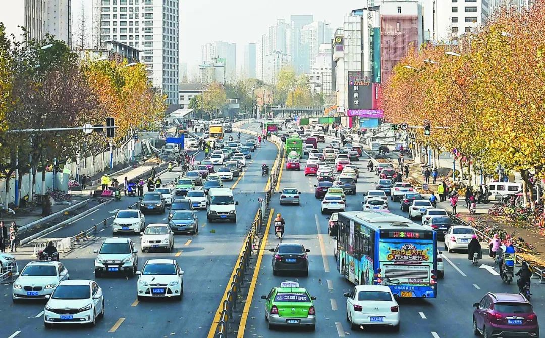 铜陵路,阜阳路高架北延,长江西路快速化改造建成通行;完成东部新中心