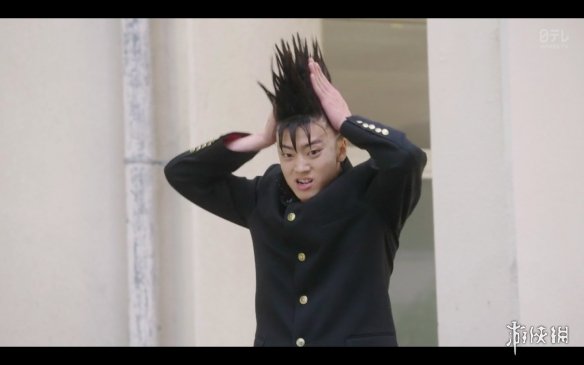 伊藤为了改变自我更加夸张,直接搞了一个海胆头