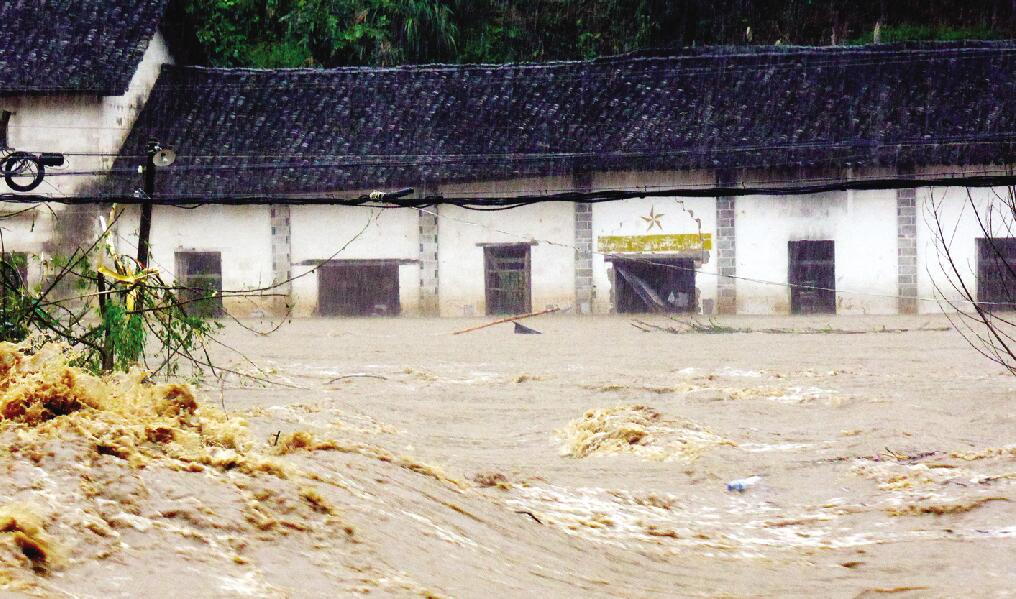 暴风雨来袭 可能会引发城市内涝和山洪地质灾害