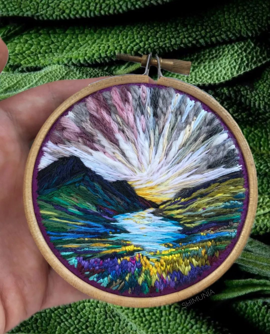 这个90后姑娘自学成才,用针线绣出山海星辰,惊艳24万人:原来刺绣还能