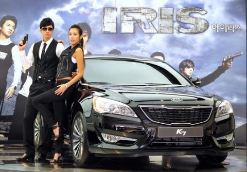 韩国谍战剧《IRIS》的海报,违景是韩国品牌起亚K7。