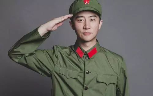 中国陆军之声夜读难忘的风纪扣扎紧了我的军旅青春