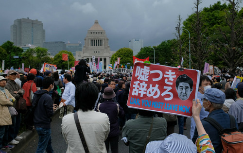 14日,数万民众聚集在日本国会外举行示威活动,要求安倍下台。(法新社)