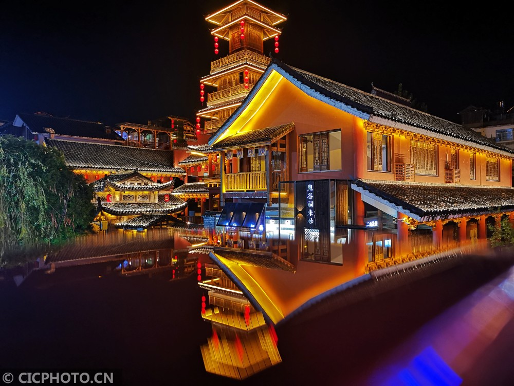 以上图片是9月3日在湖南张家界市武陵源区溪布老街拍摄的夜景.