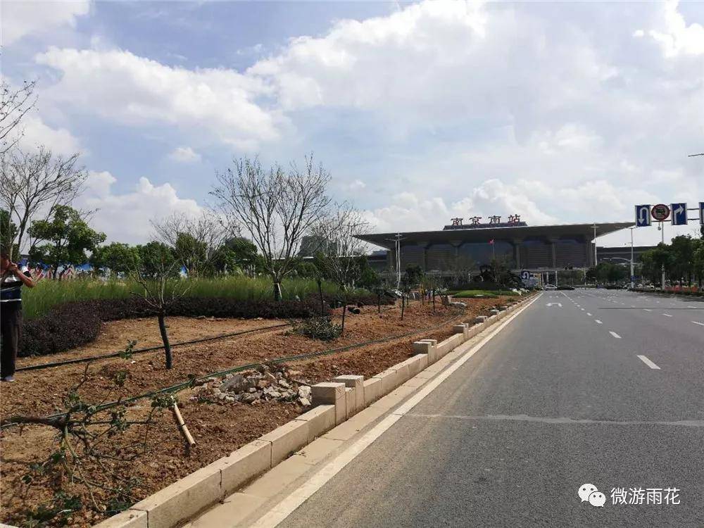 这次改造,玉兰路走简约现代风,与南京南站气势磅礴的建筑主体交相辉映