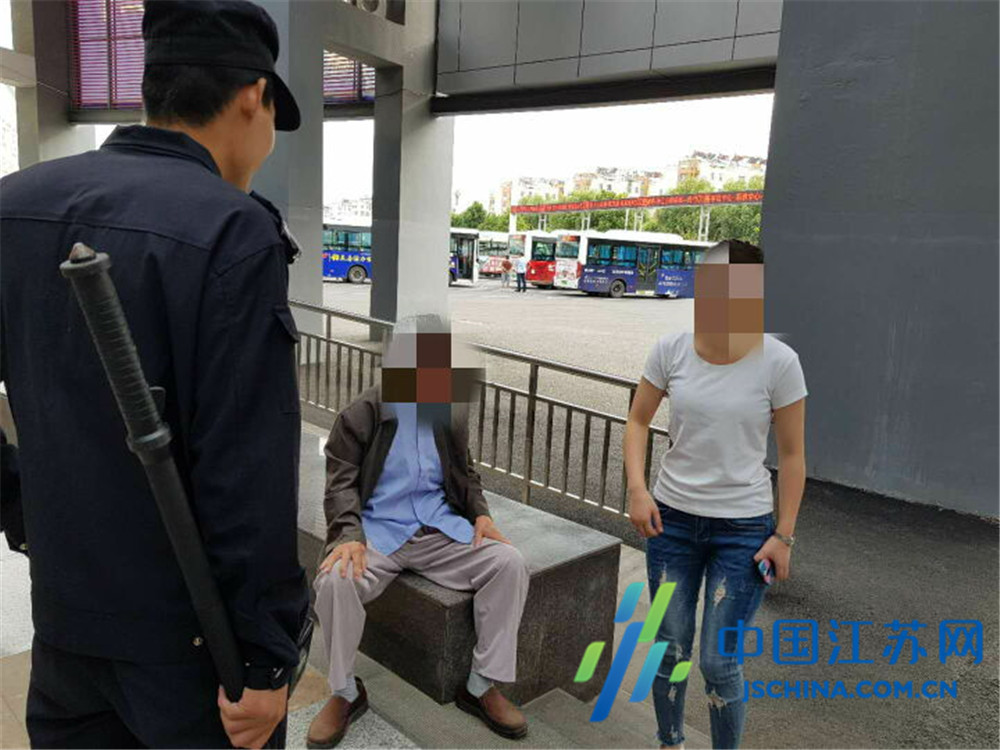 九旬老人外出购物迷路 特警队员及时救助
