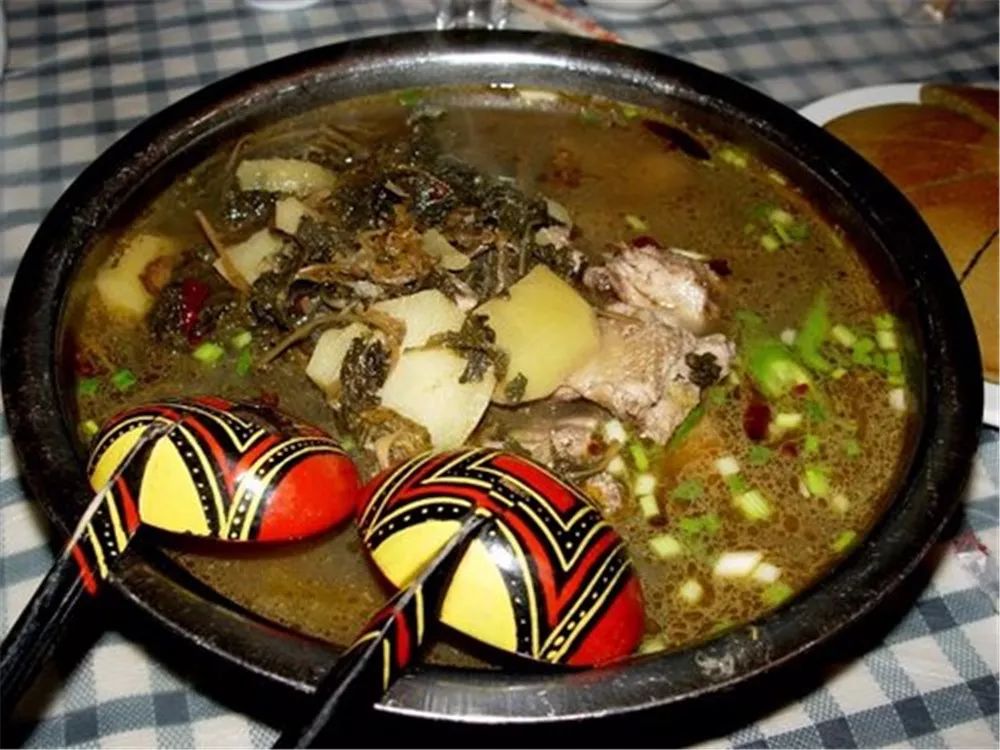 豆花鸡以老母鸡,猪筒骨熬制而成的鸡汤为汤底,再配上手工嫩豆花和小