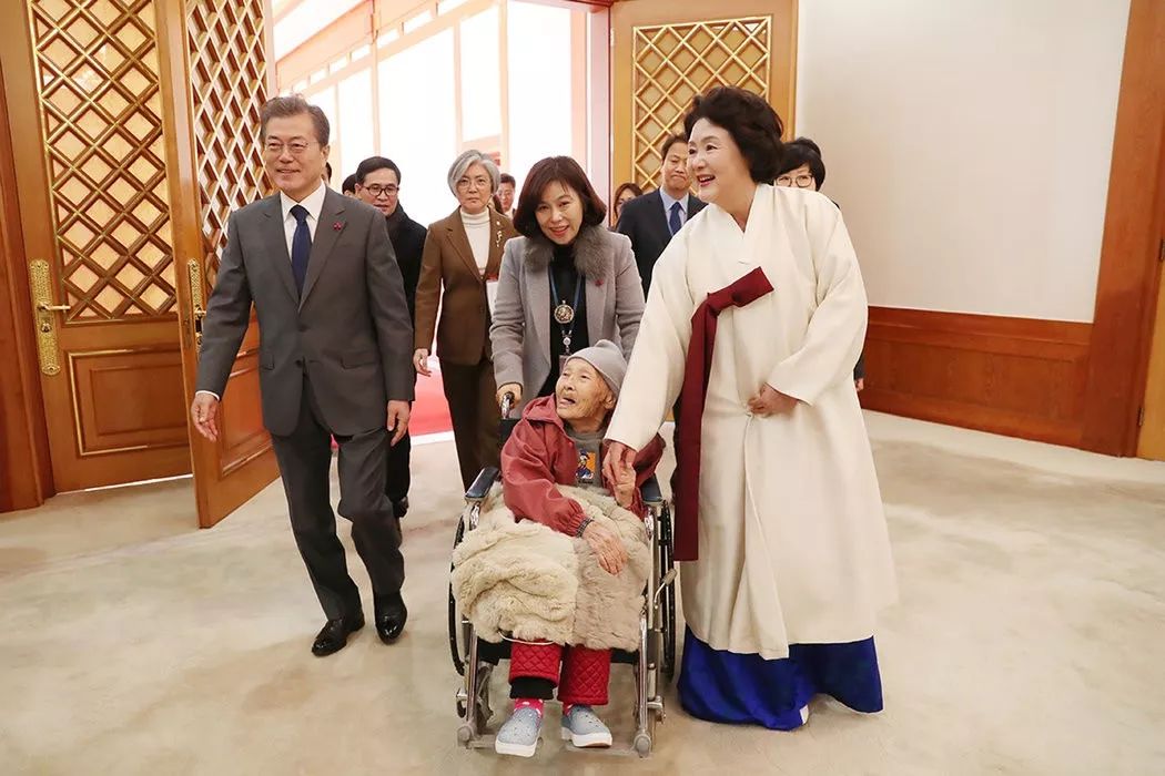 ▲资料图片：韩国总统文在寅（左）在青瓦台会见韩国籍“慰安妇”。（盖帝图像）