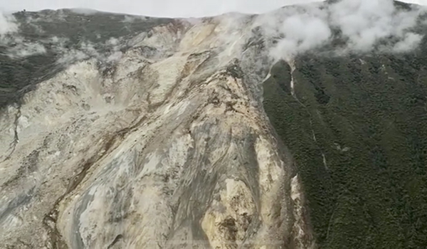 10月12日，金沙江堰塞湖滑坡区域出现新的裂痕。甘孜州消防支队 供图