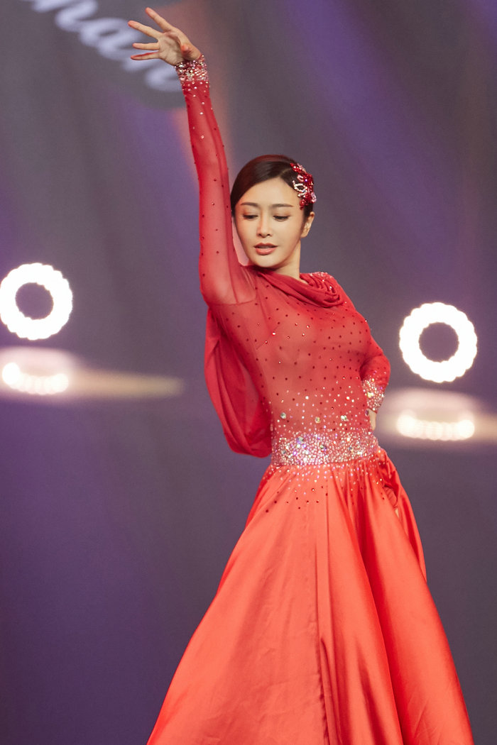 秦岚《新舞林大会》化身西班牙女郎