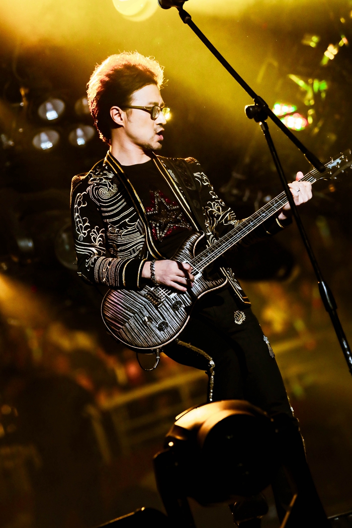 汪峰"就这样"济南开唱 献唱《美丽世界的孤儿》