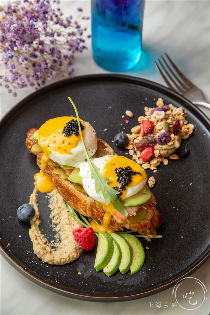 北欧班尼迪克蛋brunch的口味能和专业简餐店媲美,摆盘上遵从法式甜品
