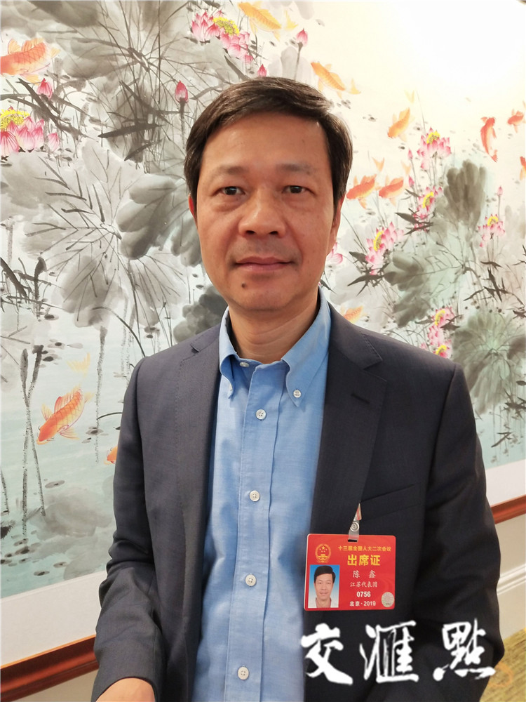 12日,"新小华"邀请到全国人大代表,南京市第一医院副院长陈鑫,和他