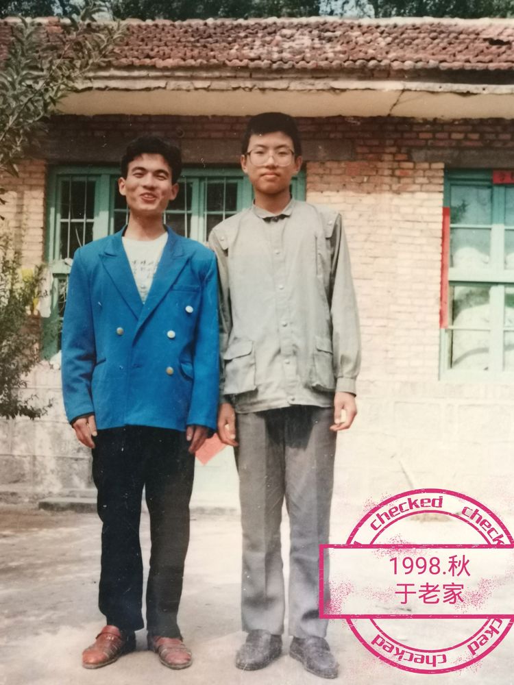 张来玉（右）1998年秋天在老家与家人合影
