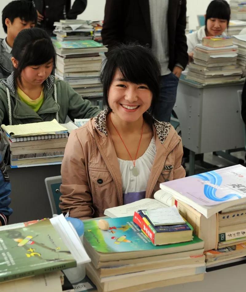 2011年4月,在浙江援建的青川职业高级中学,高三年级同学面对记者镜头