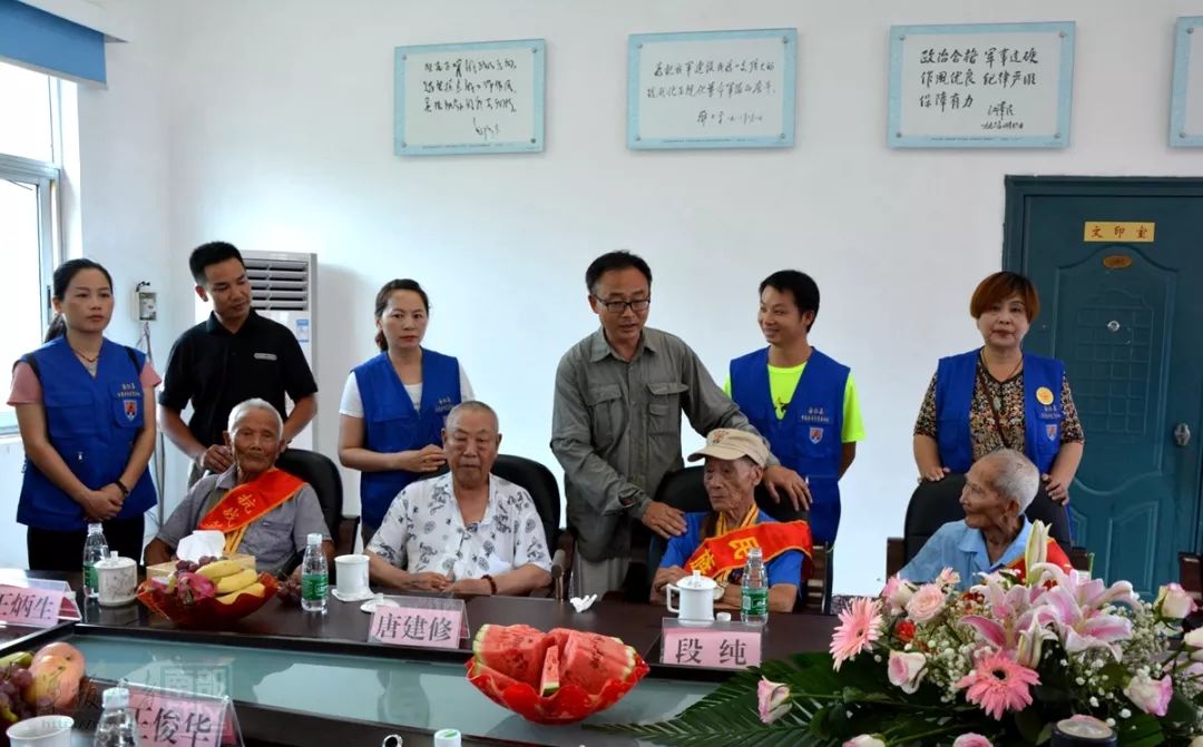 南部战区陆军边防某旅四连与社区居委会代表一同举办"八一军民联欢