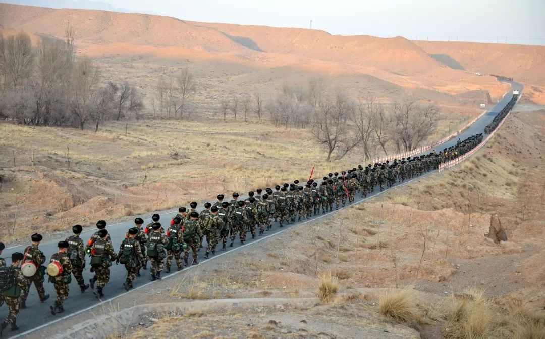 组图丨带你感受他们在大漠戈壁上火热的练兵备战场景!